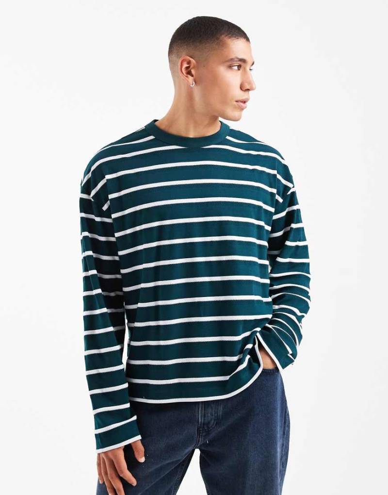 ASOS DESIGN - Kastiges, langärmliges Oversize-T-Shirt mit strukturierten Streifen in Grün-Marineblau von ASOS DESIGN
