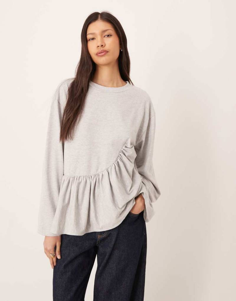 ASOS DESIGN - Kastiges, langärmliges T-Shirt in meliertem Grau mit asymmetrischem Schößchensaum von ASOS DESIGN