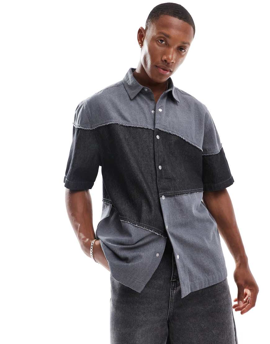 ASOS DESIGN - Kastiges, legeres Jeanshemd in Schwarz mit kontrastierendem Einsatz-Blau von ASOS DESIGN
