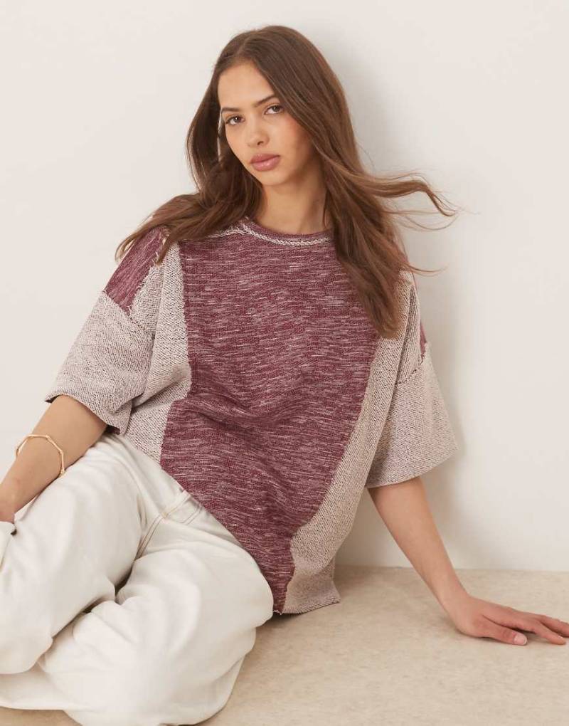 ASOS DESIGN - Kastiges, leichtes Oversize-Sweatshirt in Burgunderrot mit gemischter Texturierung von ASOS DESIGN