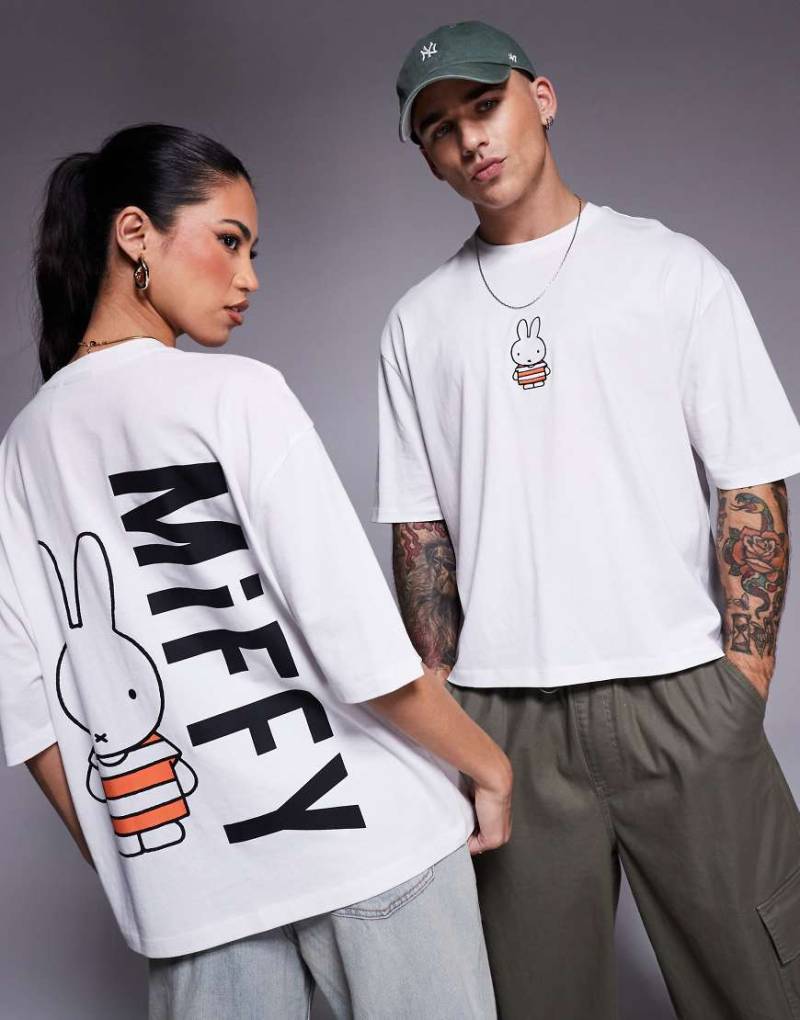 ASOS DESIGN - Kastiges, lizenziertes Unisex-T-Shirt in Weiß mit Oversize-Schnitt und „Miffy"-Prints von ASOS DESIGN