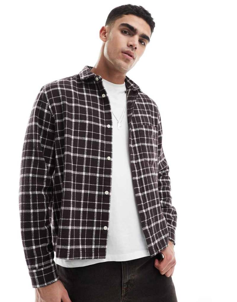 ASOS DESIGN - Kastiges Hemd in Braun mit Gittermuster von ASOS DESIGN
