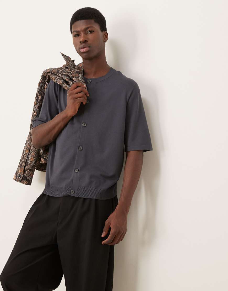 ASOS DESIGN - Kastiges, locker geschnittenes Strickshirt in Anthrazitgrau mit Rundhalsausschnitt und Knopfleiste ASOS DESIGN - Kastiges, locker geschnittenes Strickshirt in Anthrazitgrau mit Rundhalsausschnitt und Knopfleiste von ASOS DESIGN