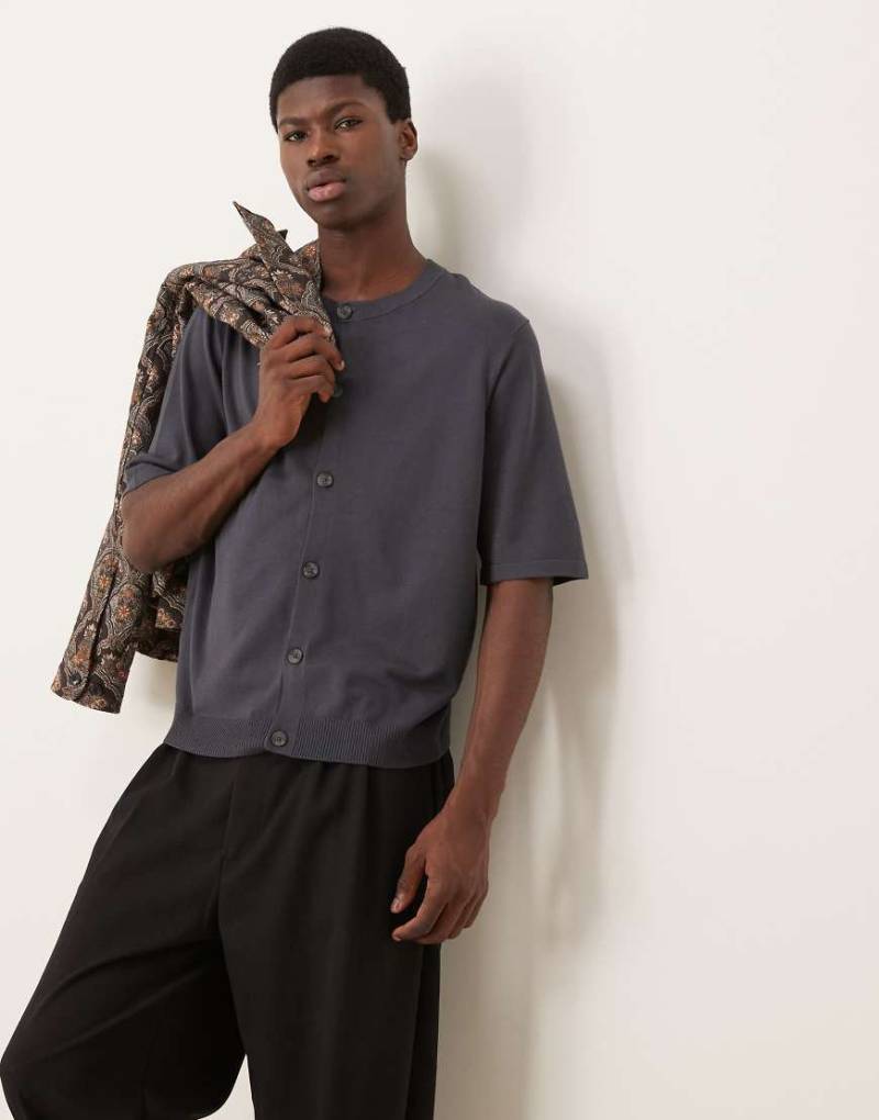 ASOS DESIGN - Kastiges, locker geschnittenes Strickshirt in Anthrazitgrau mit Rundhalsausschnitt und Knopfleiste von ASOS DESIGN