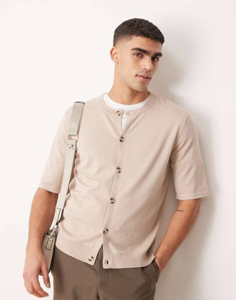 ASOS DESIGN - Kastiges, locker geschnittenes Strickshirt in Steinbeige mit Rundhalsausschnitt und Knopfleiste-Neutral von ASOS DESIGN