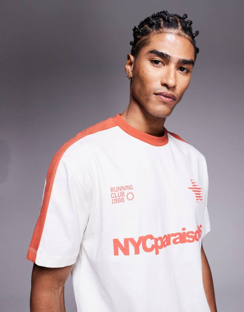 ASOS DESIGN - Kastiges, locker geschnittenes T-Shirt in Creme und Orange mit Zierstreifen und Sport-Grafikprint-Weiß von ASOS DESIGN