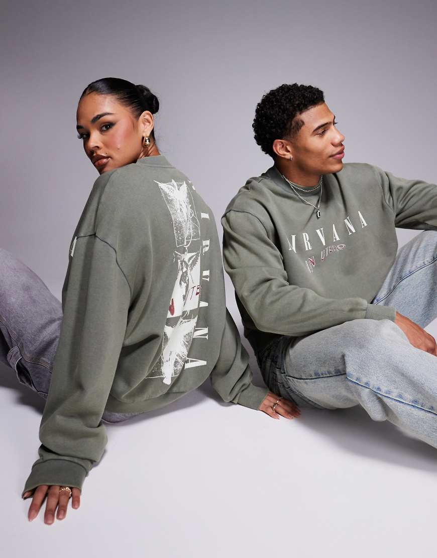ASOS DESIGN - Kastiges, locker geschnittenes Unisex-Sweatshirt in verwaschenem Khaki mit „Nirvana"-Prints-Grau von ASOS DESIGN