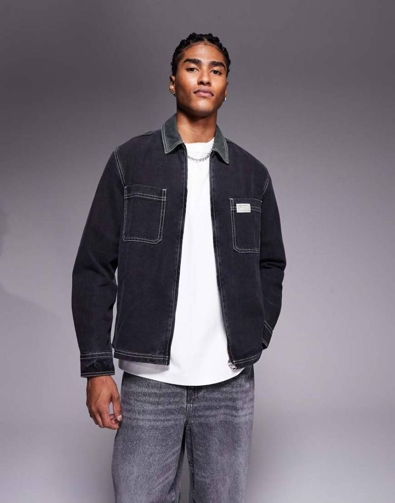 ASOS DESIGN - Kastiges, lockeres Jeanshemd in Schwarz mit Aufnäher an der Brust von ASOS DESIGN