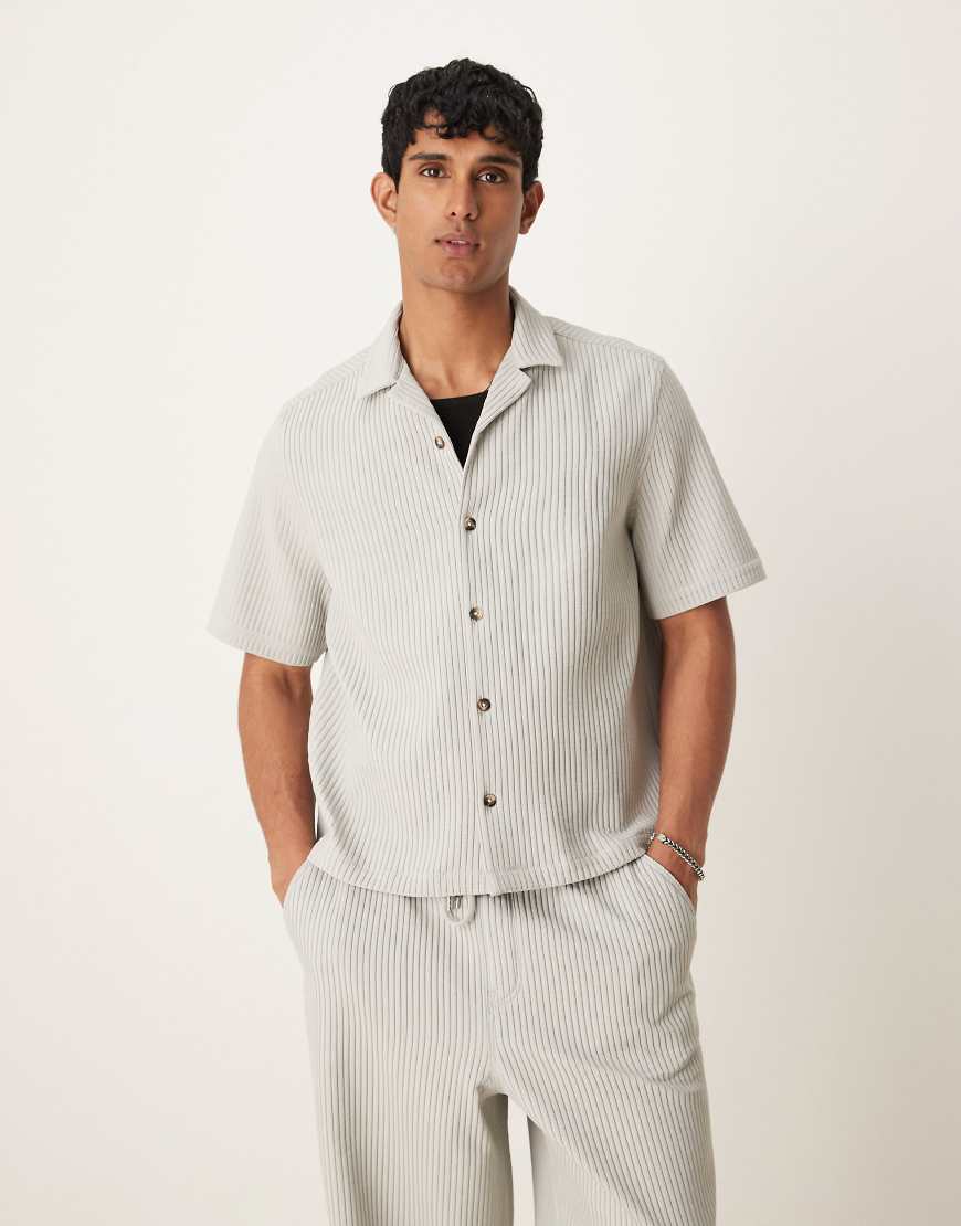ASOS DESIGN - Kastiges, plissiertes Hemd in Grau mit Reverskragen und lockerer Passform, Kombiteil von ASOS DESIGN