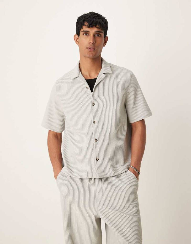 ASOS DESIGN - Kastiges, plissiertes Hemd in Grau mit Reverskragen und lockerer Passform, Kombiteil von ASOS DESIGN