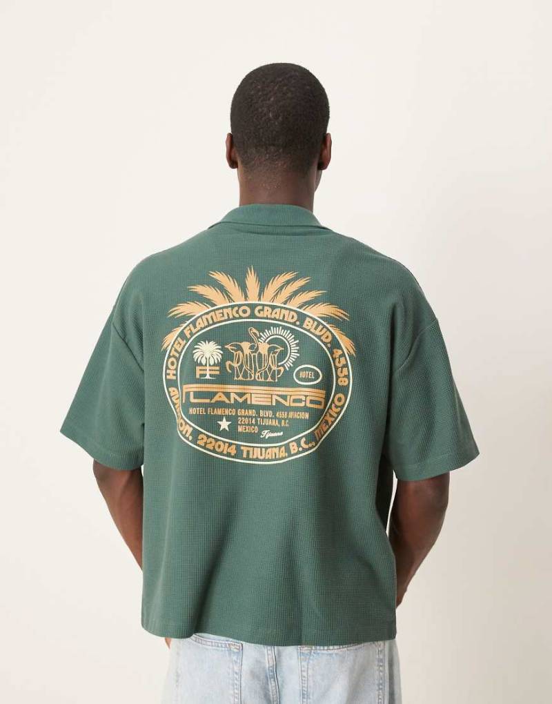 ASOS DESIGN - Schweres, kastenförmiges Oversize-Polohemd in Grün mit Waffeltextur und Palmengrafik von ASOS DESIGN