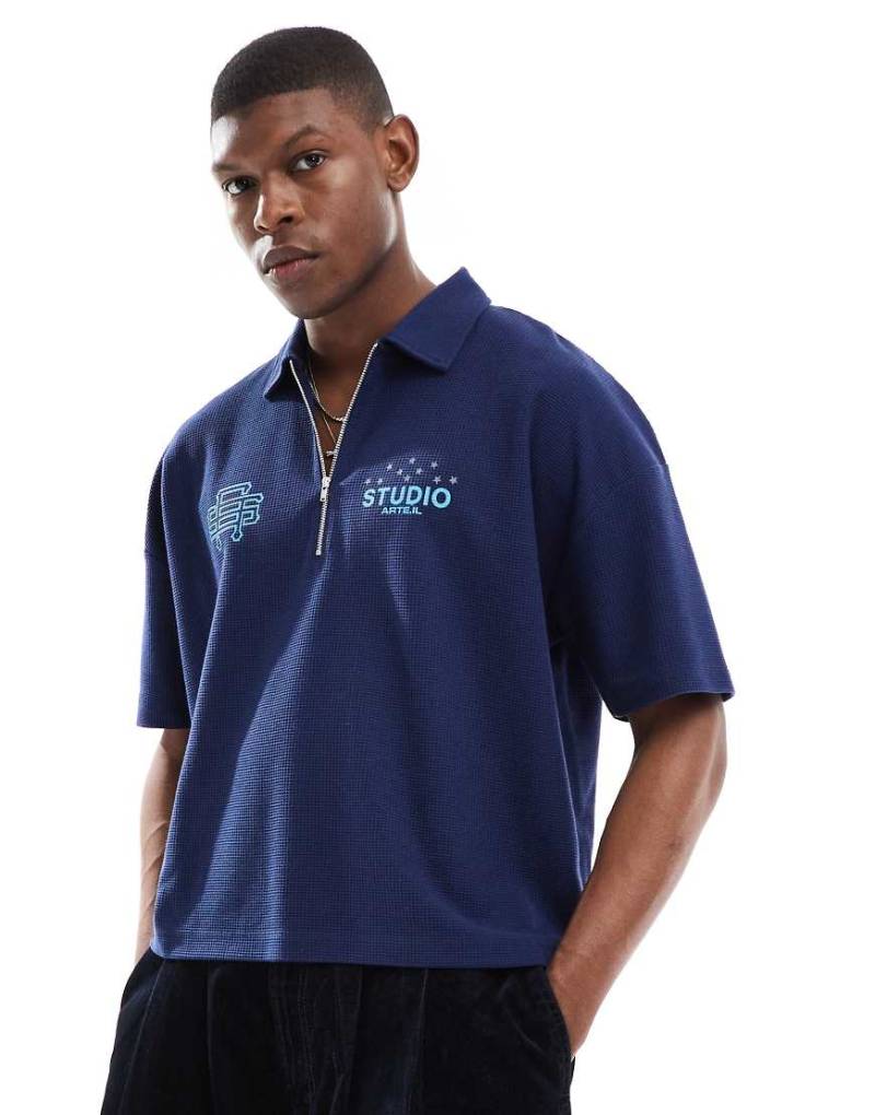 ASOS DESIGN - Schweres, kastenförmiges Poloshirt in Marineblau mit Waffelstruktur, überschnittenen Schultern und Stickerei von ASOS DESIGN