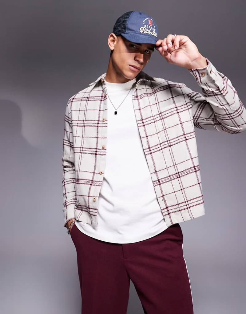 ASOS DESIGN - Kastiges, schweres Regular-Fit-Hemd aus gebürstetem Flanell mit Karomuster in Cremeweiß und Rot-Neutral von ASOS DESIGN