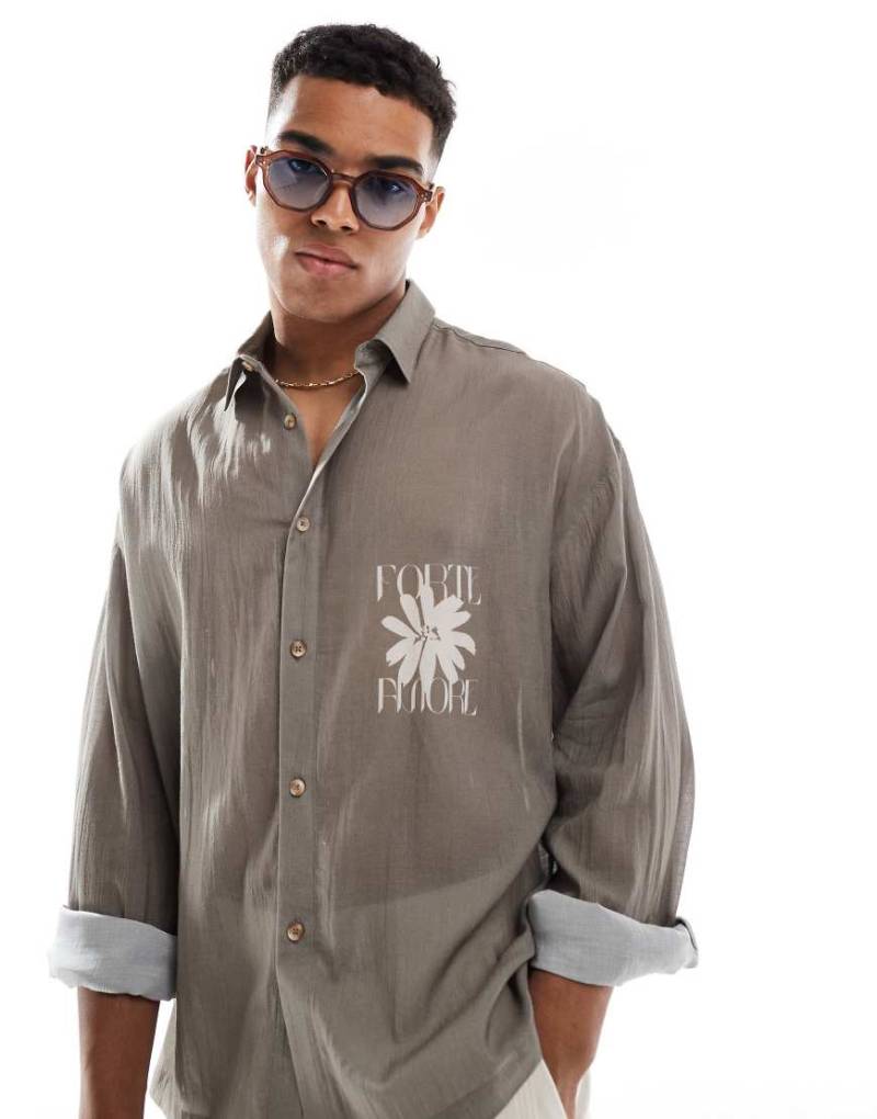 ASOS DESIGN - Kastiges, strukturiertes Hemd im Stil der 90er in durchscheinendem Braun mit Oversize-Passform und Print auf der Brust von ASOS DESIGN