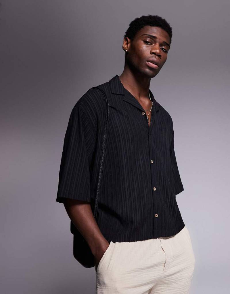 ASOS DESIGN - Kastiges, strukturiertes Oversize-Hemd in Schwarz mit Reverskragen von ASOS DESIGN