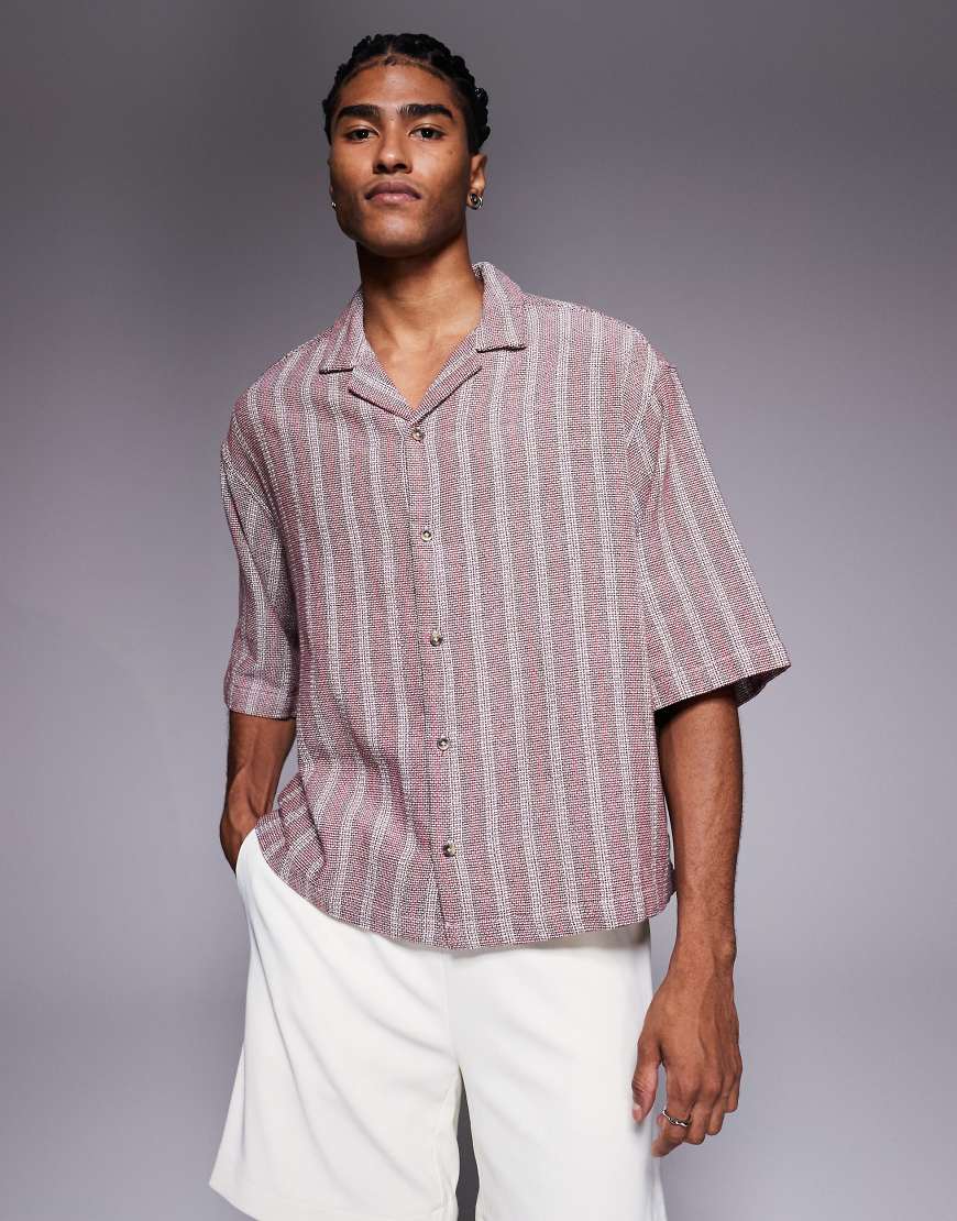 ASOS DESIGN - Kastiges, strukturiertes Oversize-Hemd in gestreiftem Burgunderrot von ASOS DESIGN