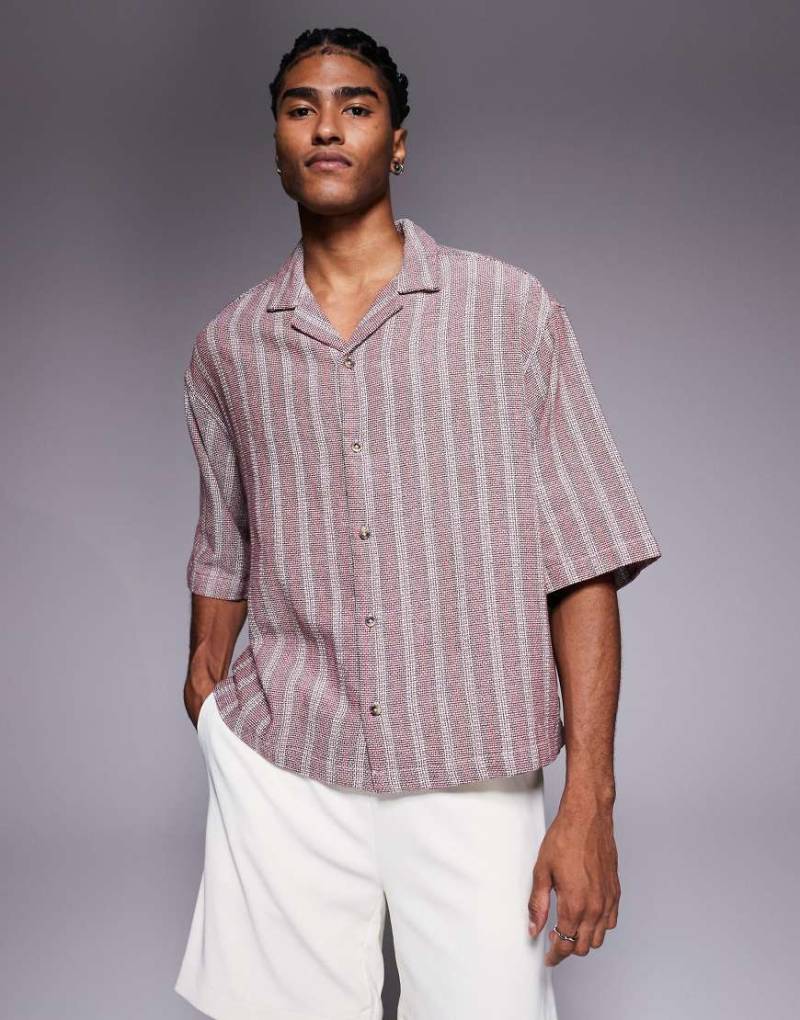 ASOS DESIGN - Kastiges, strukturiertes Oversize-Hemd in gestreiftem Burgunderrot von ASOS DESIGN