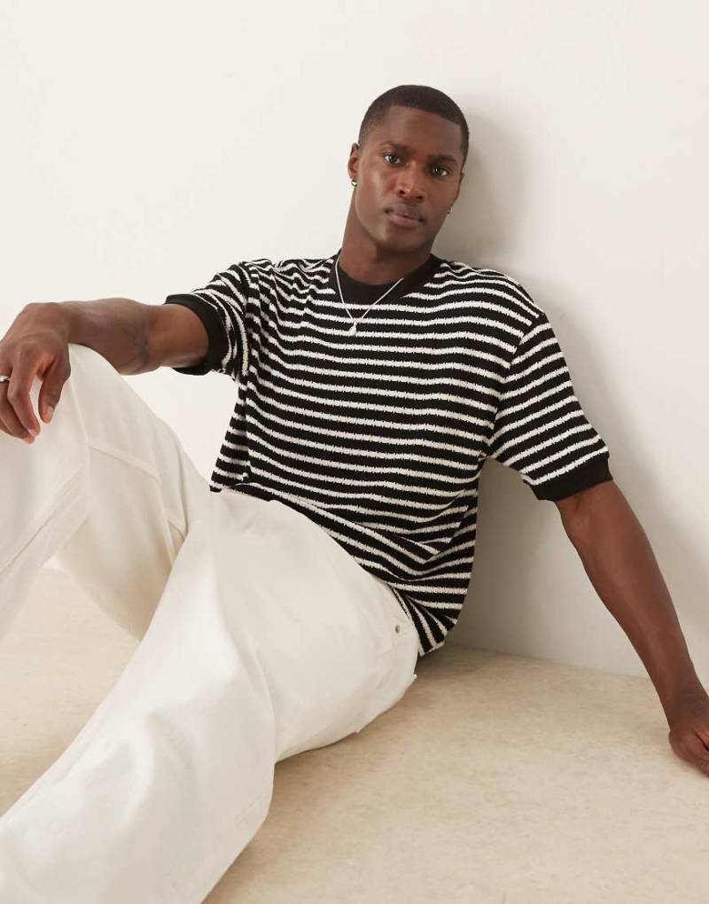 ASOS DESIGN - Kastiges, strukturiertes Relaxed Fit T-Shirt mit Streifenmuster in Schwarz und Weiß-Bunt von ASOS DESIGN