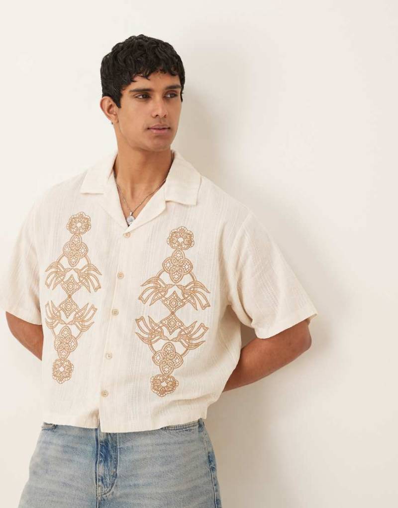 ASOS DESIGN - Kastiges, texturiertes Oversize-Hemd in Beige mit Stickerei-Lila von ASOS DESIGN
