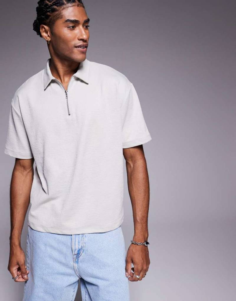 ASOS DESIGN - Kastiges, texturiertes Polohemd in Grau mit Reißverschluss in lockerer Passform von ASOS DESIGN