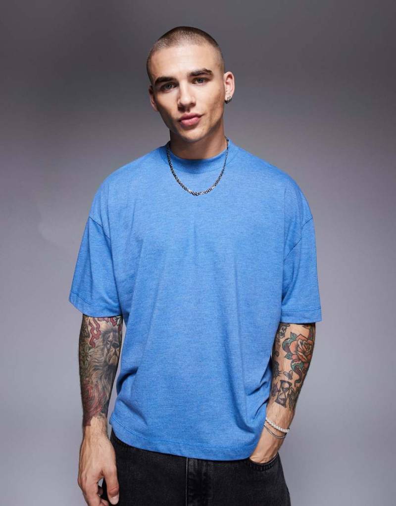 ASOS DESIGN - Kastiges, überfärbtes Oversize-T-Shirt in blau meliert mit überschnittenen Schultern von ASOS DESIGN