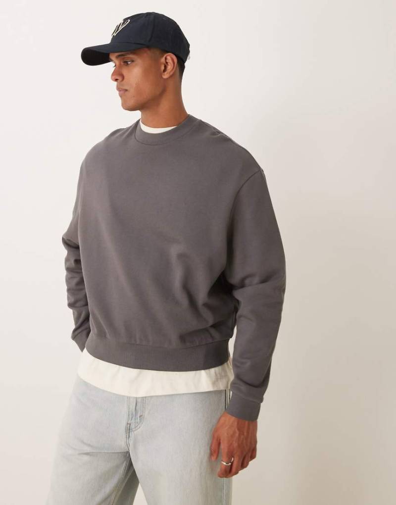 ASOS DESIGN - Kastiges Basic-Sweatshirt in Anthrazit mit Oversize-Schnitt-Grau von ASOS DESIGN