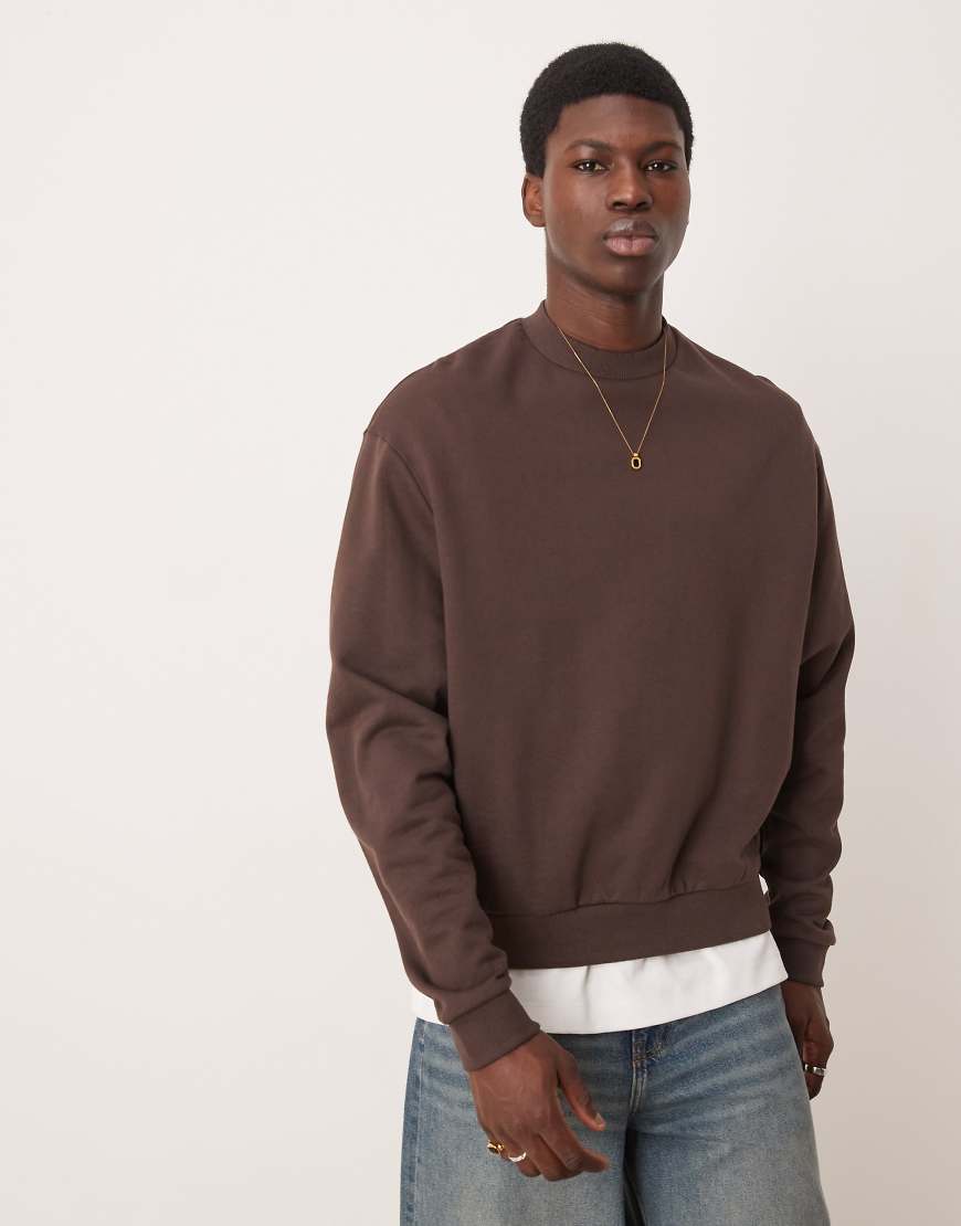 ASOS DESIGN - Kastiges Basic-Sweatshirt in Braun mit Oversize-Passform ASOS DESIGN - Kastiges Basic-Sweatshirt in Braun mit Oversize-Passform von ASOS DESIGN