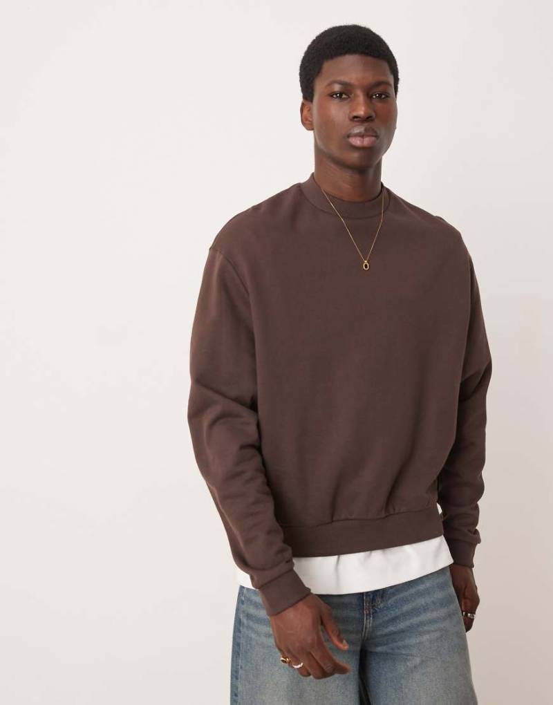 ASOS DESIGN - Kastiges Basic-Sweatshirt in Braun mit Oversize-Passform von ASOS DESIGN