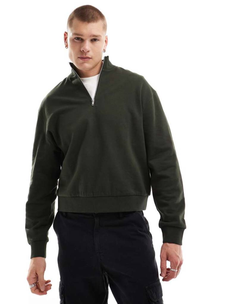 ASOS DESIGN - Essential - Boxy Fit Oversize-Sweatshirt in Dunkelgrün mit kurzem Reißverschluss von ASOS DESIGN