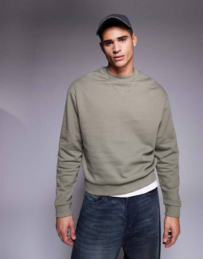 ASOS DESIGN - Kastiges Basic-Sweatshirt in Khaki mit Oversize-Schnitt-Grün von ASOS DESIGN