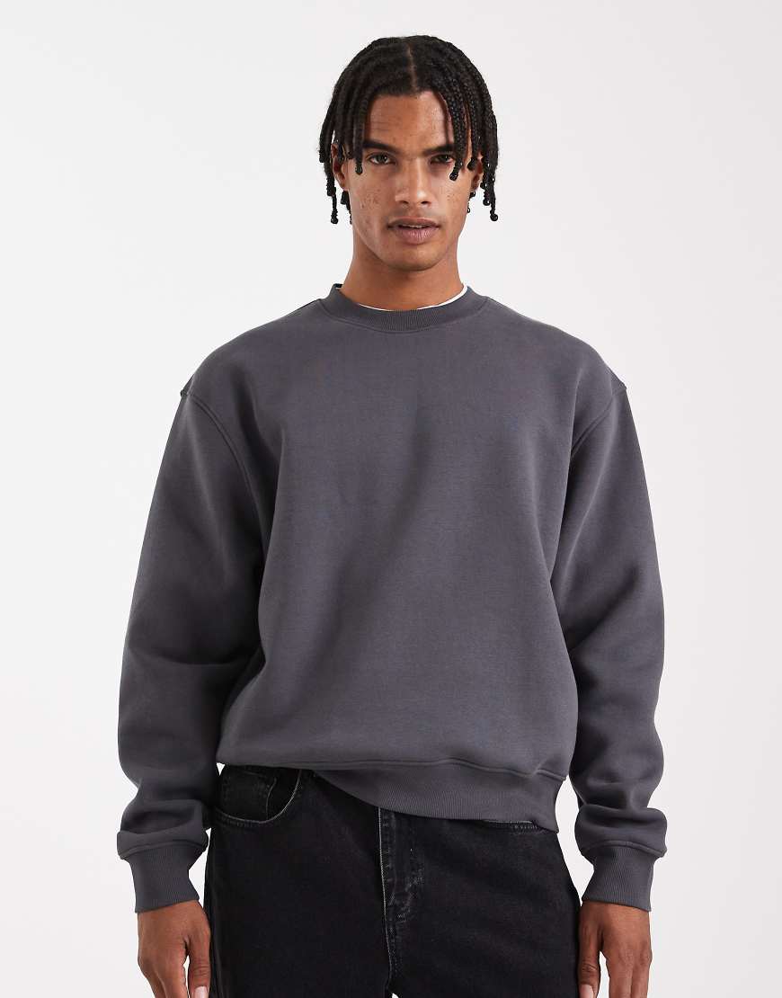 ASOS DESIGN - Essentials - Kastiges Relaxed-Fit-Sweatshirt in verwaschenem Schwarz-Grau von ASOS DESIGN