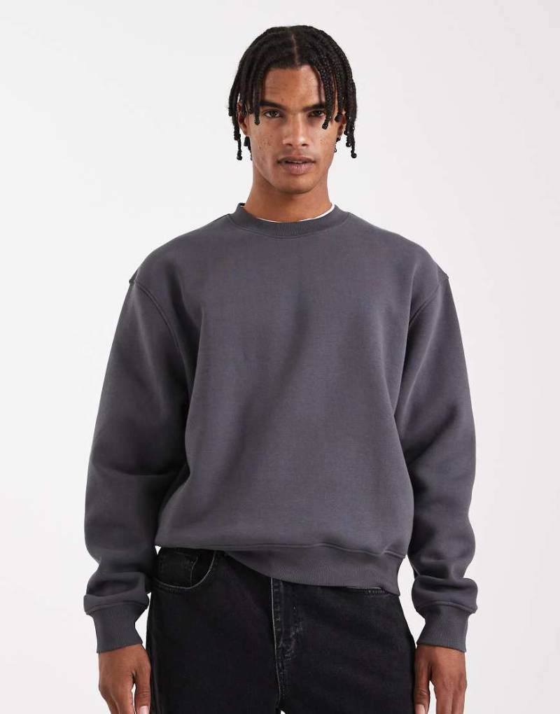 ASOS DESIGN - Essentials - Kastiges Relaxed-Fit-Sweatshirt in verwaschenem Schwarz-Grau von ASOS DESIGN