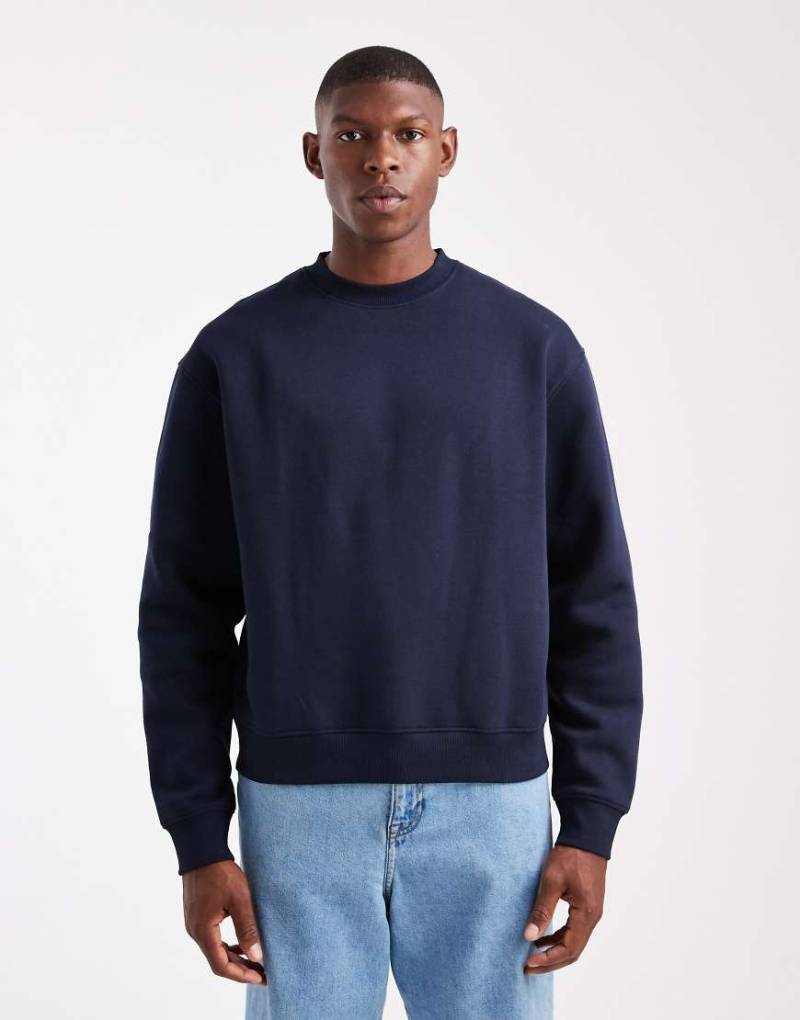 ASOS DESIGN - Kastiges Basic-Sweatshirt mit Relaxed Fit in Marineblau von ASOS DESIGN