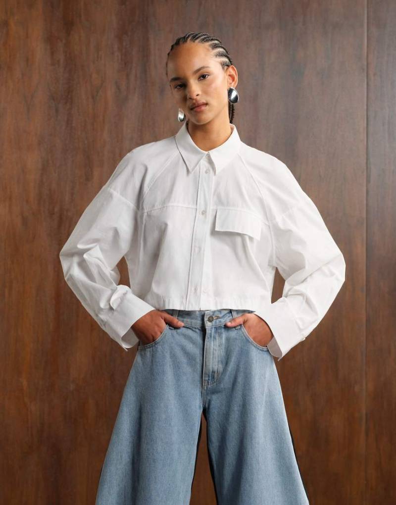ASOS DESIGN - Kastiges Cropped-Fit-Hemd in Weiß aus Premium-Baumwolle mit Tasche von ASOS DESIGN