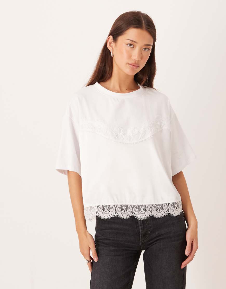 ASOS DESIGN - Kastiges Cropped-Fit-T-Shirt in Weiß mit Spitzen-Lagen-Detail von ASOS DESIGN