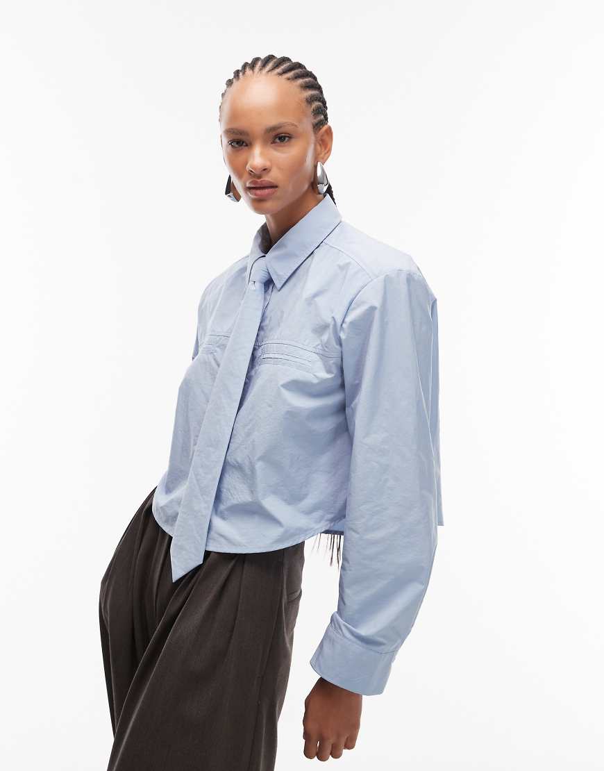ASOS DESIGN - Kastiges Cropped-Hemd aus Nylon in Blau mit Krawatte von ASOS DESIGN
