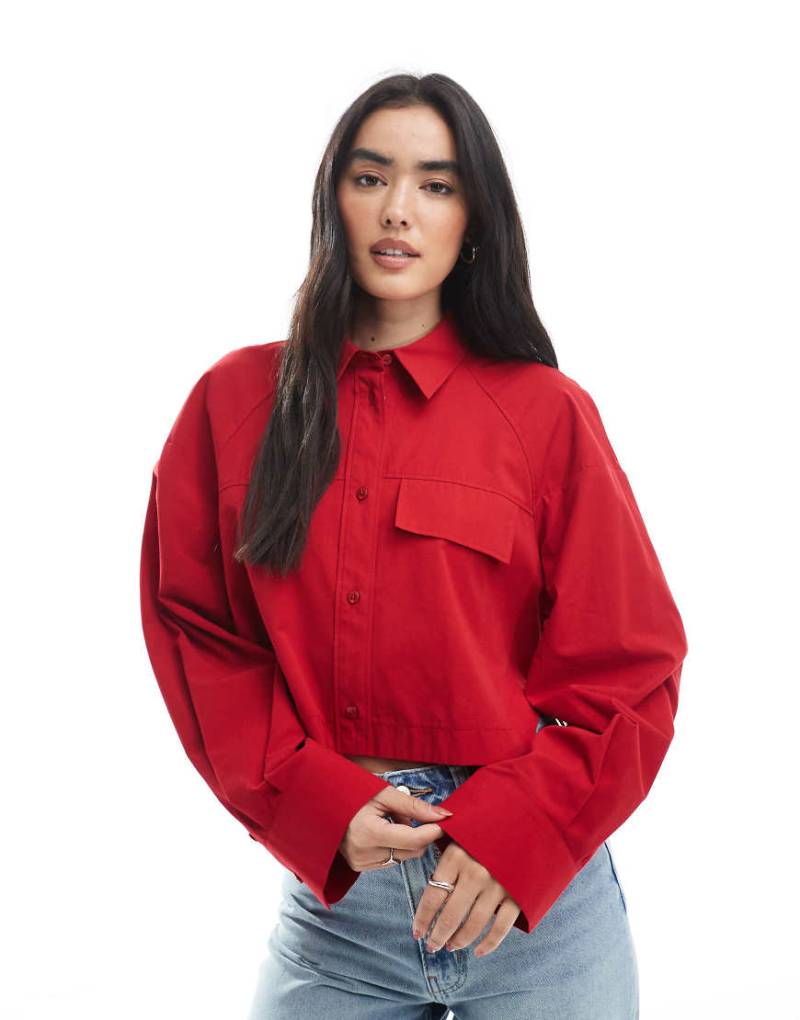 ASOS DESIGN - Kastiges Cropped-Hemd aus hochwertiger Baumwolle in Rot mit Tasche von ASOS DESIGN