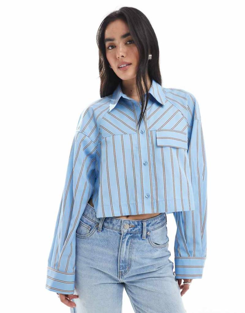 ASOS DESIGN - Kastiges Cropped-Hemd aus hochwertiger Baumwolle mit Streifen und Tasche-Bunt von ASOS DESIGN