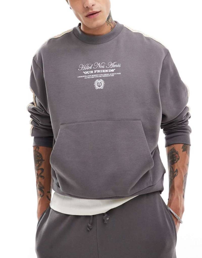 ASOS DESIGN - Kastiges Cropped-Sweatshirt in Anthrazit mit Textprint und Zierstreifen, Kombiteil-Grau von ASOS DESIGN