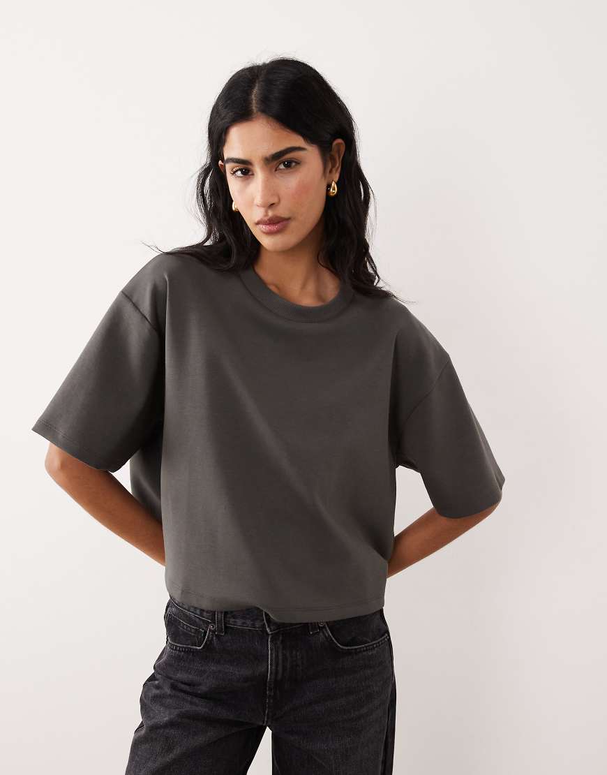 ASOS DESIGN - Kastiges Cropped-T-Shirt aus Interlock-Stoff in Dunkelgrau von ASOS DESIGN