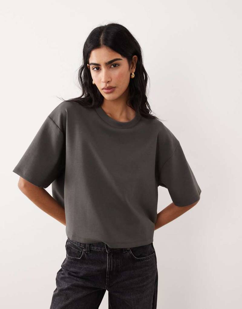 ASOS DESIGN - Kastiges Cropped-T-Shirt aus Interlock-Stoff in Dunkelgrau von ASOS DESIGN
