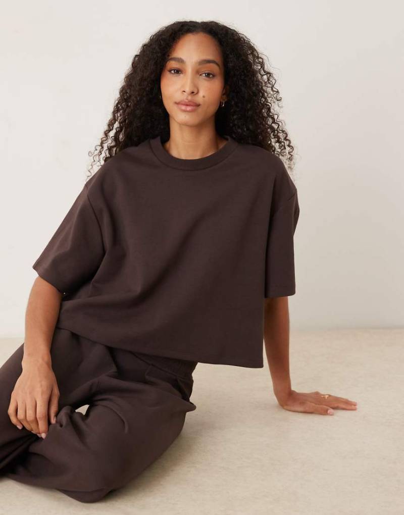 ASOS DESIGN - Kastiges Cropped T-Shirt aus Interlock-Stoff in Schokobraun, Kombiteil von ASOS DESIGN