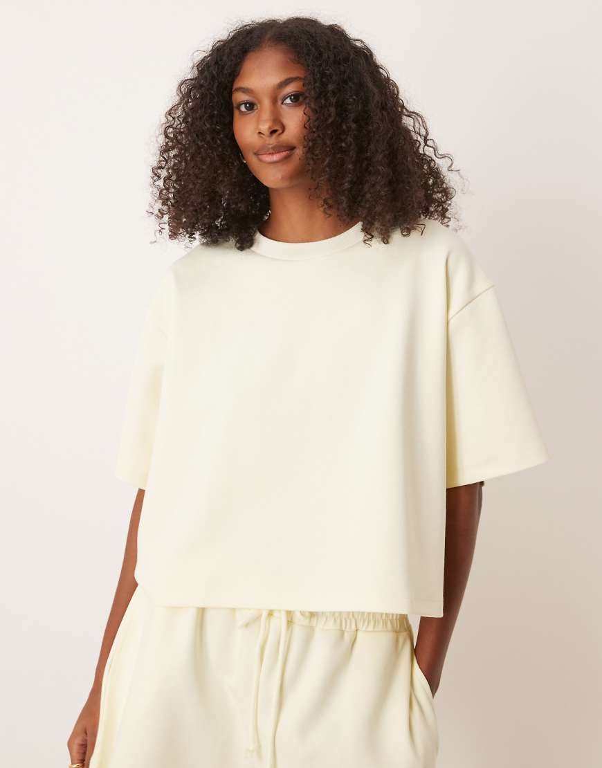 ASOS DESIGN - Kastiges Cropped T-Shirt aus Interlock-Stoff in Zironengelb, Kombiteil ASOS DESIGN - Kastiges Cropped T-Shirt aus Interlock-Stoff in Zironengelb, Kombiteil von ASOS DESIGN