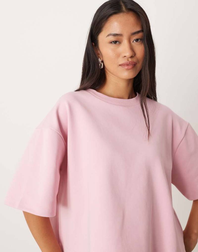 ASOS DESIGN - Kastiges Cropped-T-Shirt aus Interlock-Stoff in verwaschenem Rosa von ASOS DESIGN