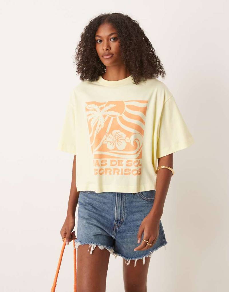 ASOS DESIGN - Kastiges Cropped-T-Shirt in Tender Yellow mit „Sol"-Grafikprint-Gelb von ASOS DESIGN