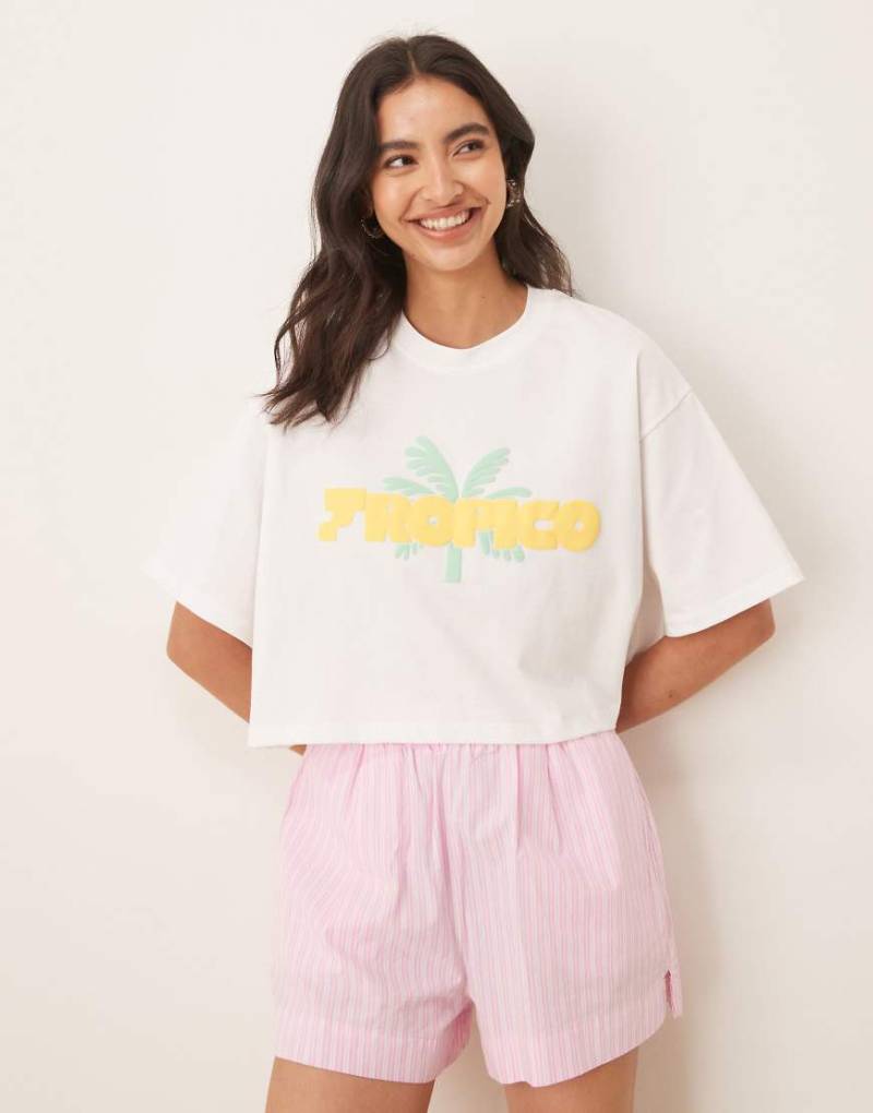 ASOS DESIGN - Kastiges Cropped-T-Shirt in Weiß mit tropischer Grafik von ASOS DESIGN