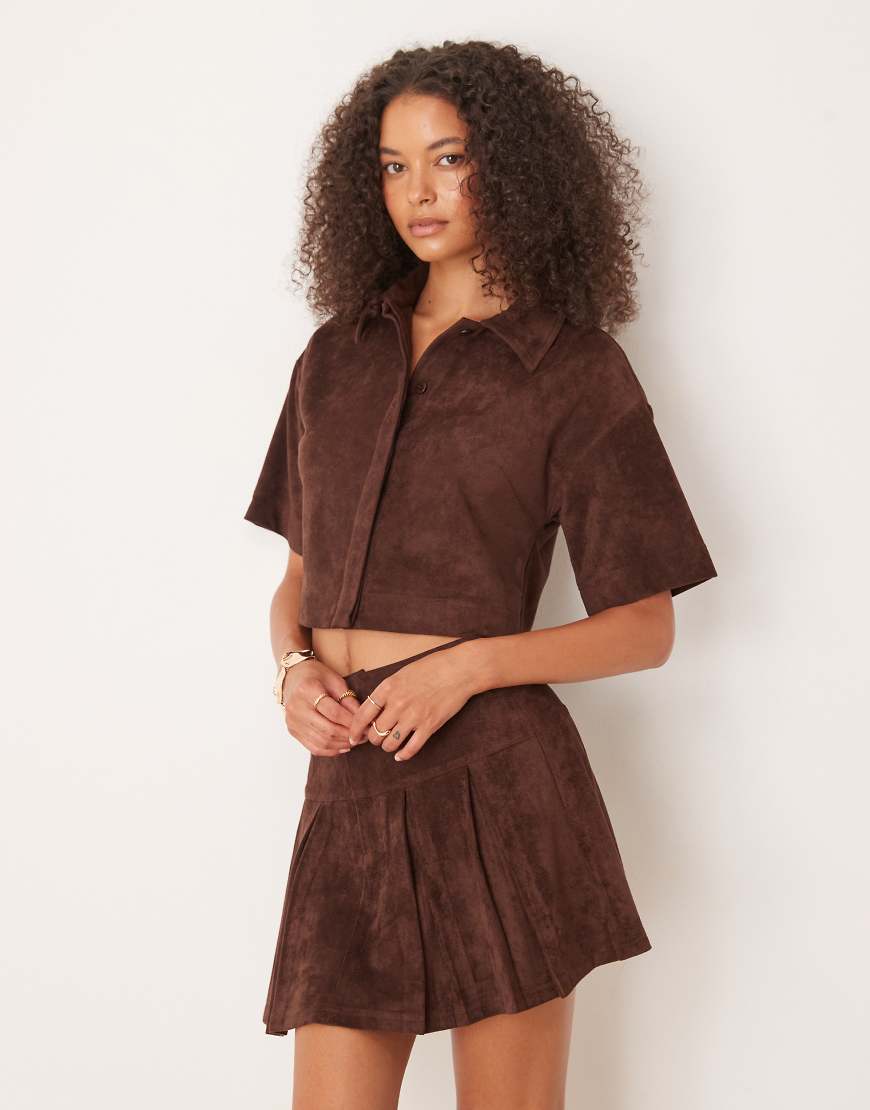 ASOS DESIGN - Kastige Hemdbluse aus Wildlederimitat in Schokobraun, Kombiteil ASOS DESIGN - Kastige Hemdbluse aus Wildlederimitat in Schokobraun, Kombiteil von ASOS DESIGN