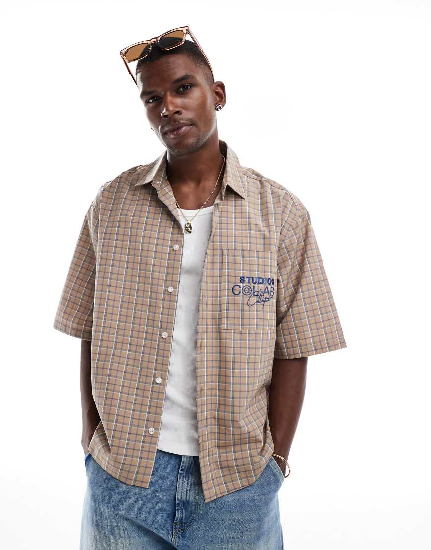 ASOS DESIGN - Kastiges Hemd in Braun kariert mit Oversize-Passform und Print auf der Brust von ASOS DESIGN