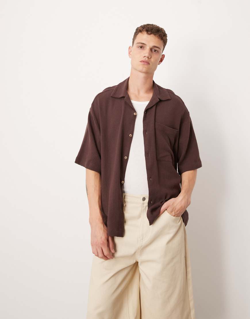 ASOS DESIGN - Kastiges Hemd in Braun mit Strukturmuster und Reverskragen in regulärer Passform ASOS DESIGN - Kastiges Hemd in Braun mit Strukturmuster und Reverskragen in regulärer Passform von ASOS DESIGN