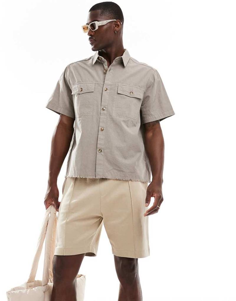 ASOS DESIGN - Kastiges Hemd in Grau mit lockerem Schnitt und unversäubertem Saum von ASOS DESIGN